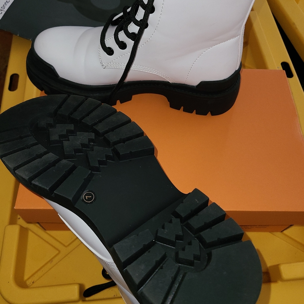 Womens boots - Picture 3 of 3